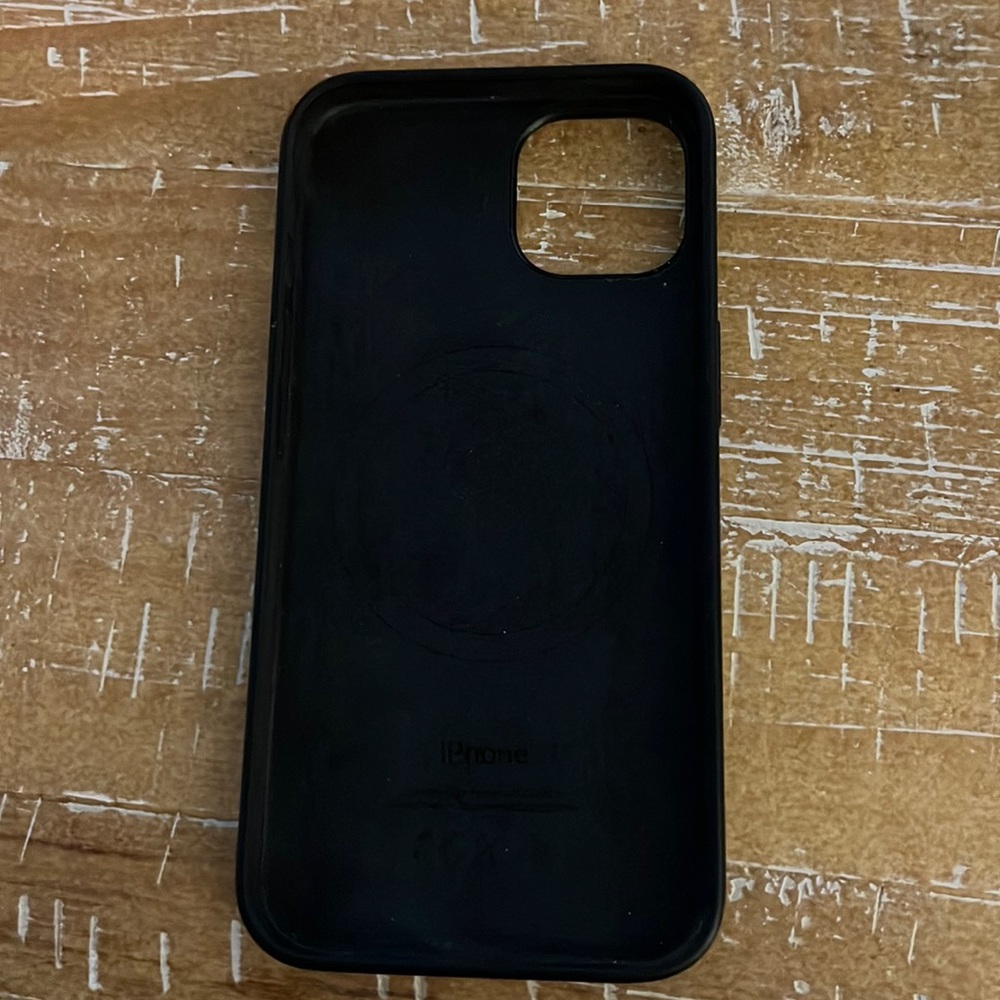 IPhone 13 silicone case with MagSafe.